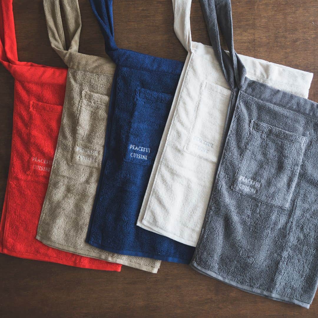 高嶋綾也のインスタグラム：「Peaceful cuisine original apron is now on sale ;) Check out the new video for more detail or the link is in bio :) ピースフルクイジーンのエプロン完成しました^_^ 動画もアップしてあるのでチェックしてみてねー✨ 販売サイトはbioページにリンク貼っておきました！」