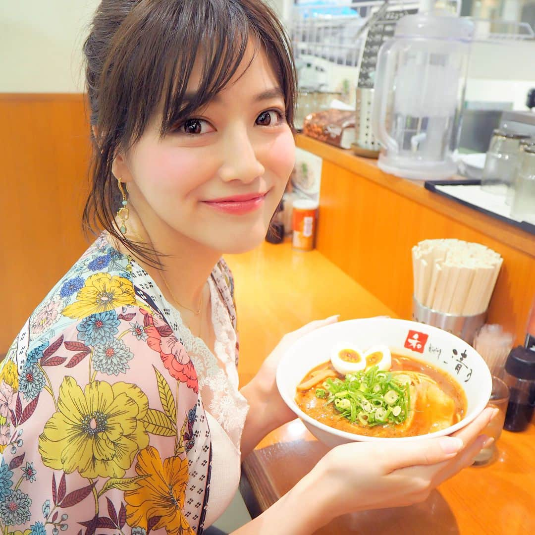 石井里奈さんのインスタグラム写真 - (石井里奈Instagram)「こんばんは☺️💕 . 今夜も里奈ログ😋🍜🍥 . 人生初の和歌山ラーメンへ🍜💕✨ 和dining清野さんへ🍜♥️ . 全国ランキングにもランクインするほどの大人気店💕🍜👀ずっと目をつけてたお店🍜 . その味が和歌山駅の近鉄百貨店でもたべれるということで来店😆💕 . 和歌山ラーメン、とにかくこってり😍 スープがこんなにとろみがあるラーメンは初めてでしたっ😳‼️ . そのとろみがまた滑らかな舌触り😍 豚骨の出汁がよく効いていて、重くなくペロリと完食🙆‍♀️✨ . 彼はもう一つの名物ラーメンの丸鶏ブラックをいただいてましたがそれはまた、鶏ガラのさっぱりとしたスープでとっても美味しかったよっ😆♥️ . やはりご当地グルメは旅行の醍醐味ですね😳💕また和歌山来たら食べたいな🤤💕 . 今夜は今からお仕事終わりに撮影です📸 頑張ってきます〜✨ . 今日もお疲れ様でした☺️💕 . #food #instafood #グルメ #ご当地グルメ #グルメ女子 #和歌山 #和歌山ラーメン #ラーメン #ramen #noodles #豚骨ラーメン #鶏ガラ #ラーメン女子 #lunch #ランチ #dinner #夜ごはん #彼女とデートなうに使っていいよ #旅行 #travel #trip #国内旅行 #食べ歩き #麺スタグラム #食べログ #girl #smile #happy」5月16日 20時10分 - ri7tin1025