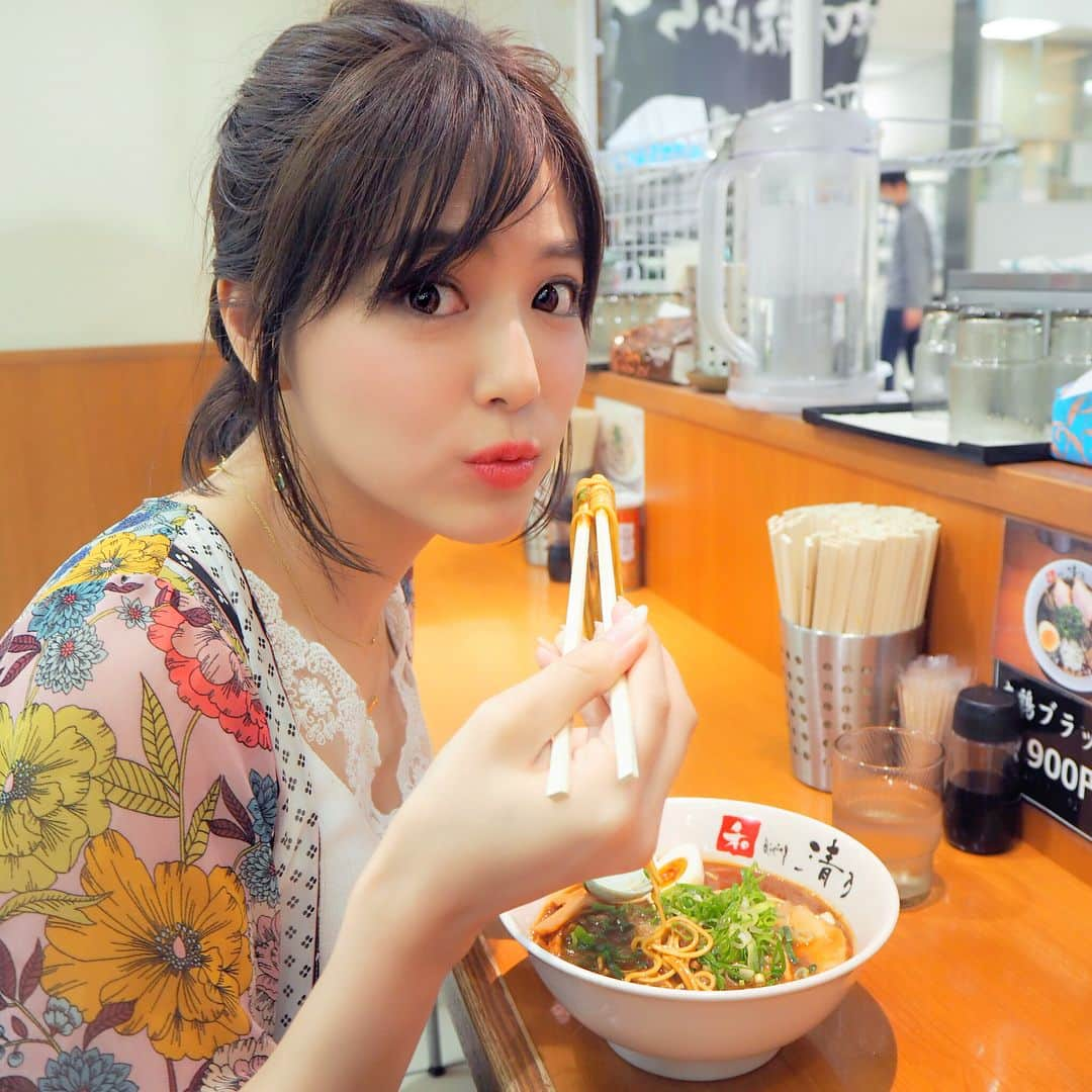 石井里奈さんのインスタグラム写真 - (石井里奈Instagram)「こんばんは☺️💕 . 今夜も里奈ログ😋🍜🍥 . 人生初の和歌山ラーメンへ🍜💕✨ 和dining清野さんへ🍜♥️ . 全国ランキングにもランクインするほどの大人気店💕🍜👀ずっと目をつけてたお店🍜 . その味が和歌山駅の近鉄百貨店でもたべれるということで来店😆💕 . 和歌山ラーメン、とにかくこってり😍 スープがこんなにとろみがあるラーメンは初めてでしたっ😳‼️ . そのとろみがまた滑らかな舌触り😍 豚骨の出汁がよく効いていて、重くなくペロリと完食🙆‍♀️✨ . 彼はもう一つの名物ラーメンの丸鶏ブラックをいただいてましたがそれはまた、鶏ガラのさっぱりとしたスープでとっても美味しかったよっ😆♥️ . やはりご当地グルメは旅行の醍醐味ですね😳💕また和歌山来たら食べたいな🤤💕 . 今夜は今からお仕事終わりに撮影です📸 頑張ってきます〜✨ . 今日もお疲れ様でした☺️💕 . #food #instafood #グルメ #ご当地グルメ #グルメ女子 #和歌山 #和歌山ラーメン #ラーメン #ramen #noodles #豚骨ラーメン #鶏ガラ #ラーメン女子 #lunch #ランチ #dinner #夜ごはん #彼女とデートなうに使っていいよ #旅行 #travel #trip #国内旅行 #食べ歩き #麺スタグラム #食べログ #girl #smile #happy」5月16日 20時10分 - ri7tin1025