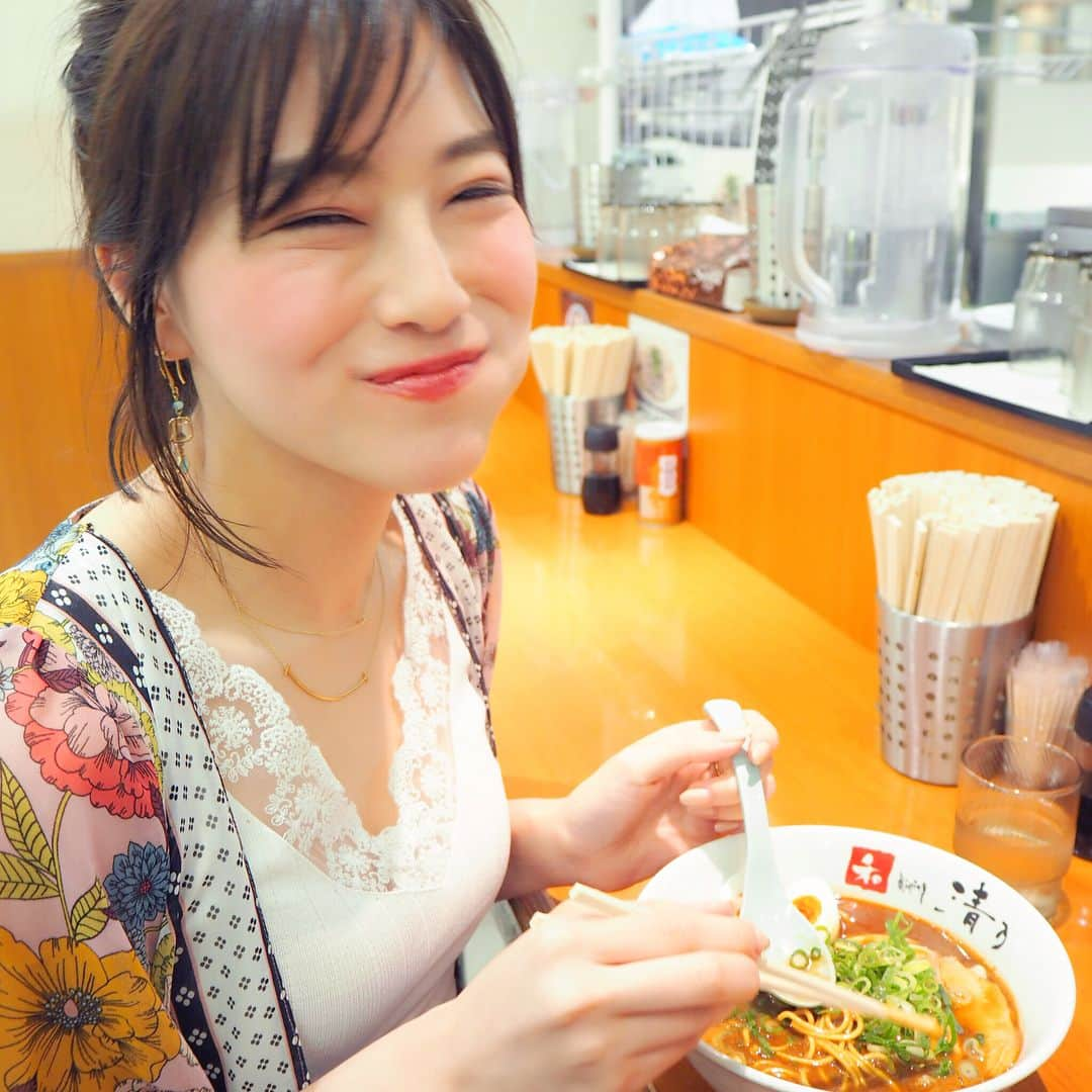 石井里奈さんのインスタグラム写真 - (石井里奈Instagram)「こんばんは☺️💕 . 今夜も里奈ログ😋🍜🍥 . 人生初の和歌山ラーメンへ🍜💕✨ 和dining清野さんへ🍜♥️ . 全国ランキングにもランクインするほどの大人気店💕🍜👀ずっと目をつけてたお店🍜 . その味が和歌山駅の近鉄百貨店でもたべれるということで来店😆💕 . 和歌山ラーメン、とにかくこってり😍 スープがこんなにとろみがあるラーメンは初めてでしたっ😳‼️ . そのとろみがまた滑らかな舌触り😍 豚骨の出汁がよく効いていて、重くなくペロリと完食🙆‍♀️✨ . 彼はもう一つの名物ラーメンの丸鶏ブラックをいただいてましたがそれはまた、鶏ガラのさっぱりとしたスープでとっても美味しかったよっ😆♥️ . やはりご当地グルメは旅行の醍醐味ですね😳💕また和歌山来たら食べたいな🤤💕 . 今夜は今からお仕事終わりに撮影です📸 頑張ってきます〜✨ . 今日もお疲れ様でした☺️💕 . #food #instafood #グルメ #ご当地グルメ #グルメ女子 #和歌山 #和歌山ラーメン #ラーメン #ramen #noodles #豚骨ラーメン #鶏ガラ #ラーメン女子 #lunch #ランチ #dinner #夜ごはん #彼女とデートなうに使っていいよ #旅行 #travel #trip #国内旅行 #食べ歩き #麺スタグラム #食べログ #girl #smile #happy」5月16日 20時10分 - ri7tin1025