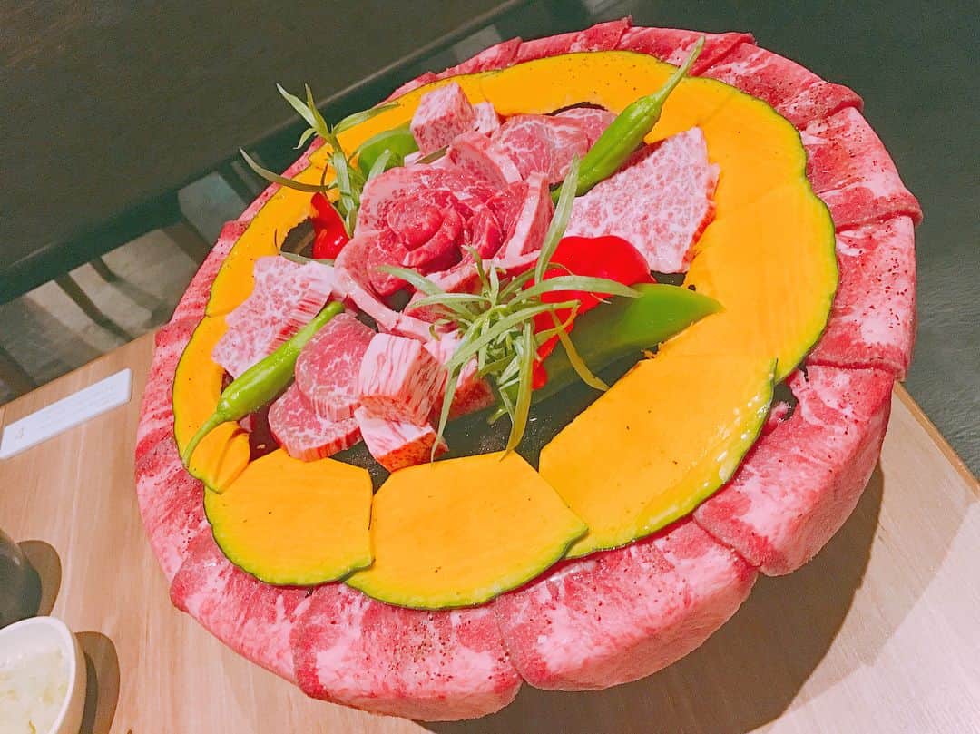 のインスタグラム：「・ 遅めの投稿。 こんなことできるのも系列店だから😍❤️ 自分たちへのプレゼント🎁 ・ #shateaubrianshin #肉ケーキ #豪華すぎ #お互いの誕生日祝い #ハピオメ #系列店 #GG #delicious #happy #0508」