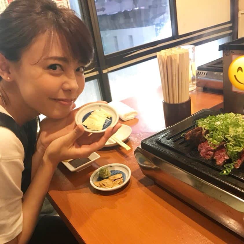 宮澤智さんのインスタグラム写真 - (宮澤智Instagram)「★ 先日また大好きな焼肉屋さんへ😍 今日も暑かったですが お肉でパワーつけましょう！！🍖 #持ってるのはガーリックバター #ガーリックチップもあるのに #🤭🤭🤭 #🤣🤣🤣 #ハラミステーキ」5月16日 20時14分 - tomo.miyazawa