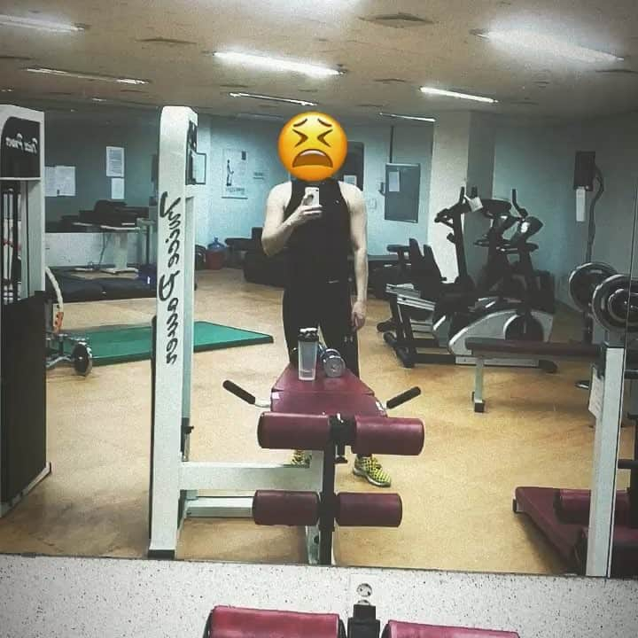 ジス のインスタグラム：「#한달만참자 #피부가너무하얗다 #태닝할까🤔」