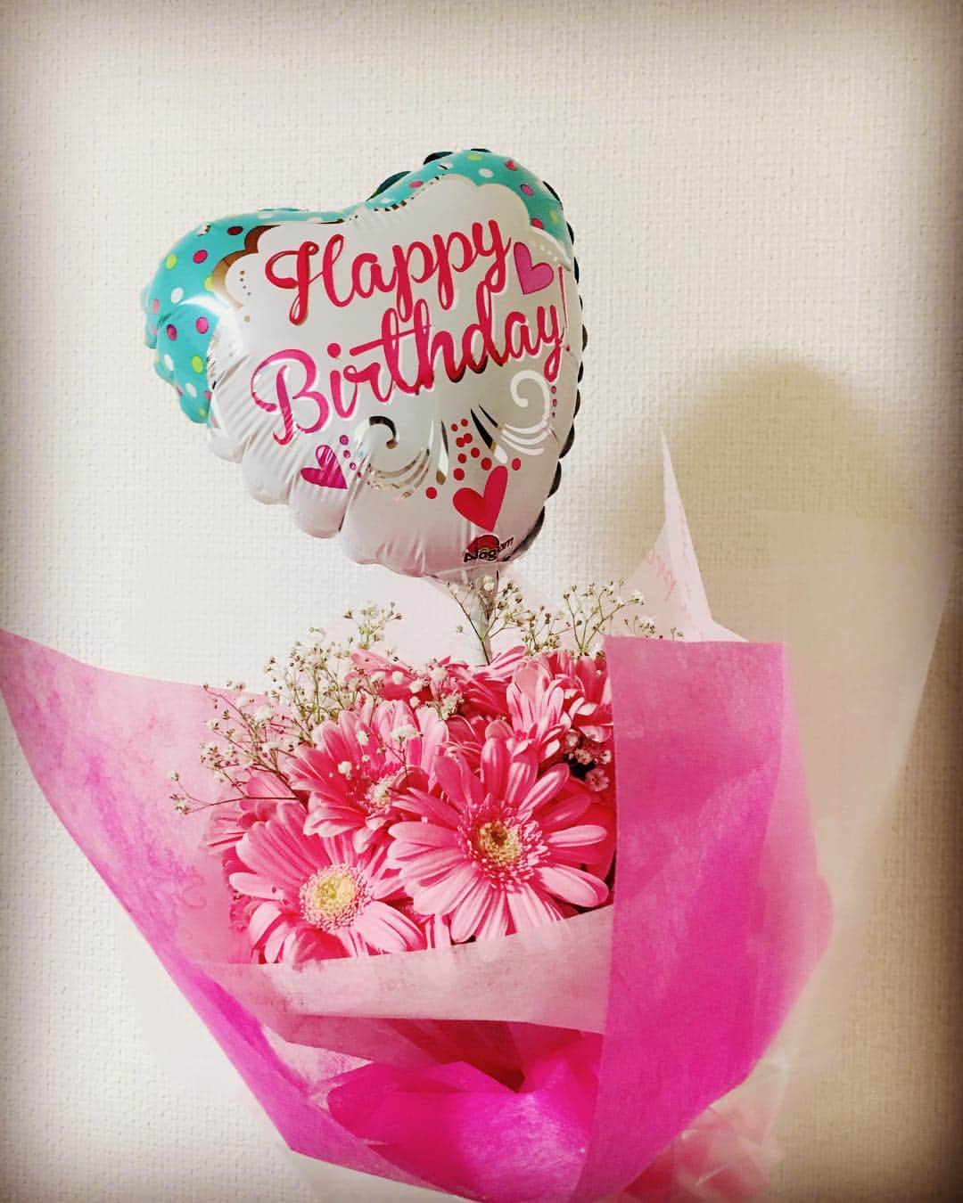 黒川芽以さんのインスタグラム写真 - (黒川芽以Instagram)「お花やプレゼント、事務所に送ってくださった方々、ありがとうございました！  しかし、ケーキを食べてない誕生日はじめて（笑）ケーキ、、食べたい、、。丸くなくていいから、食べたい（笑）」5月16日 20時37分 - mei_kurokawa