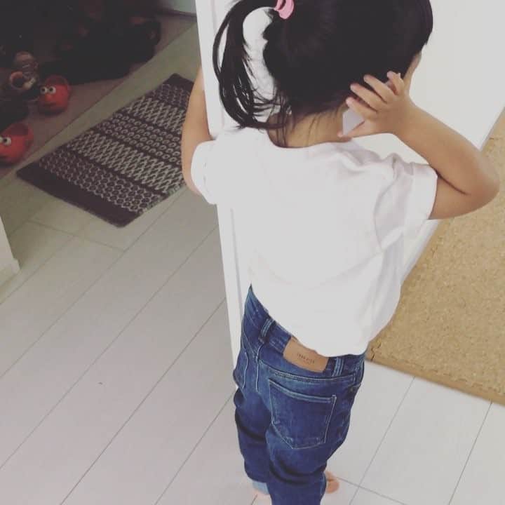 竹村真奈のインスタグラム：「好きな男の子に上から目線で電話中☎️💘 #ツンデレタイプ #sakino_k #2歳11ヵ月  #ラブコール #てるくん」
