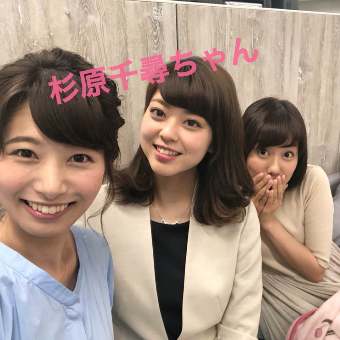 海老原優香さんのインスタグラム写真 - (海老原優香Instagram)「いつもとっても笑顔が素敵な、 新人アナウンサーの千尋ちゃん💛 ＊ プライムイブニングの後に、 アナ室に戻ると、一生懸命ブログを書いていました✨ ＊ 山崎さんも一緒に❤︎ ＊ #杉原千尋 ちゃん #新人アナウンサー  #よろしくね♡」5月16日 22時56分 - ebioffi