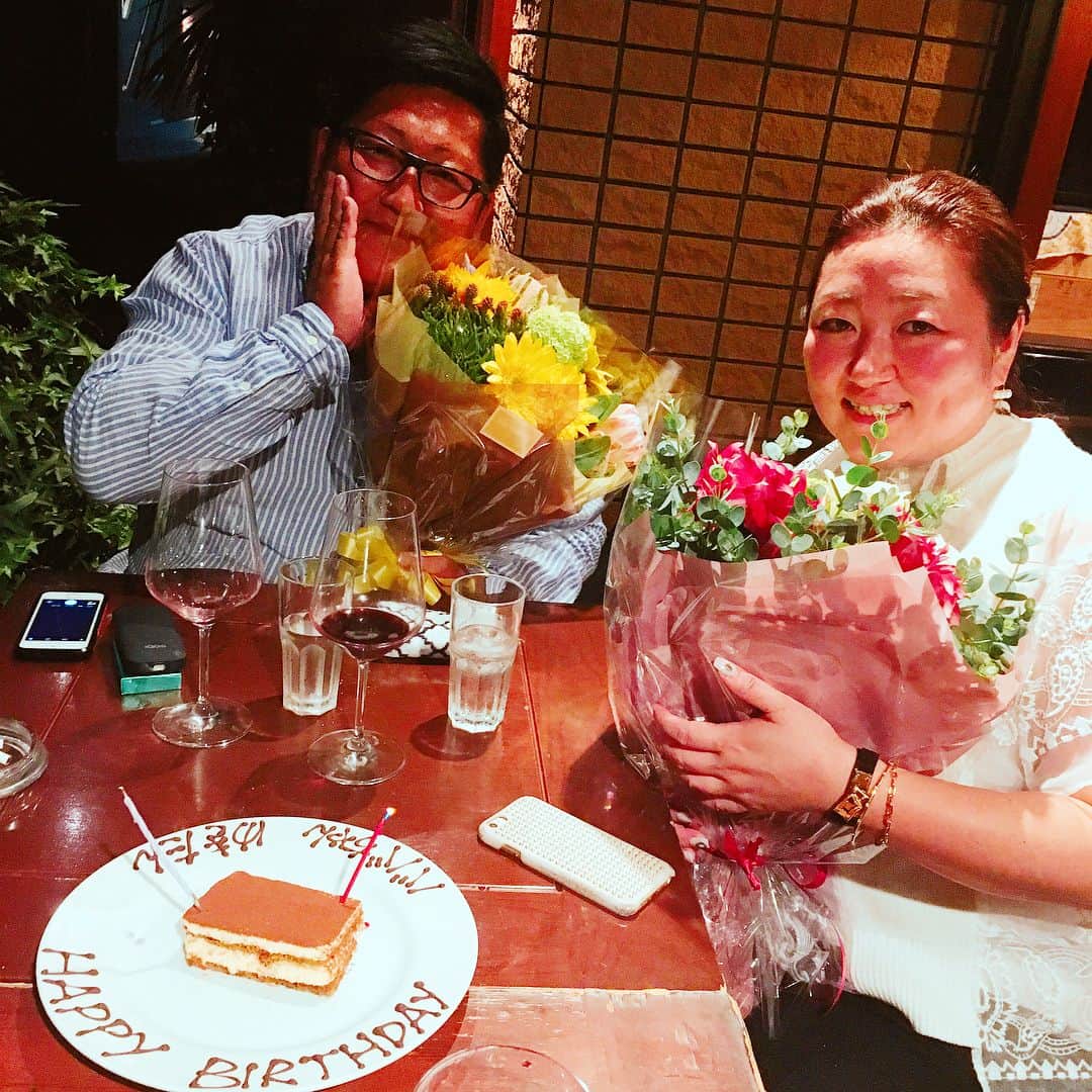 小林明実さんのインスタグラム写真 - (小林明実Instagram)「@yukitang0509  @chan88takashi  お誕生日おめでとうございます 🎁🎊🎁🎂 #大好きな2人！ #お似合いのカップル #お誕生日おめでとうございます🎁」5月17日 8時37分 - akemi.1177