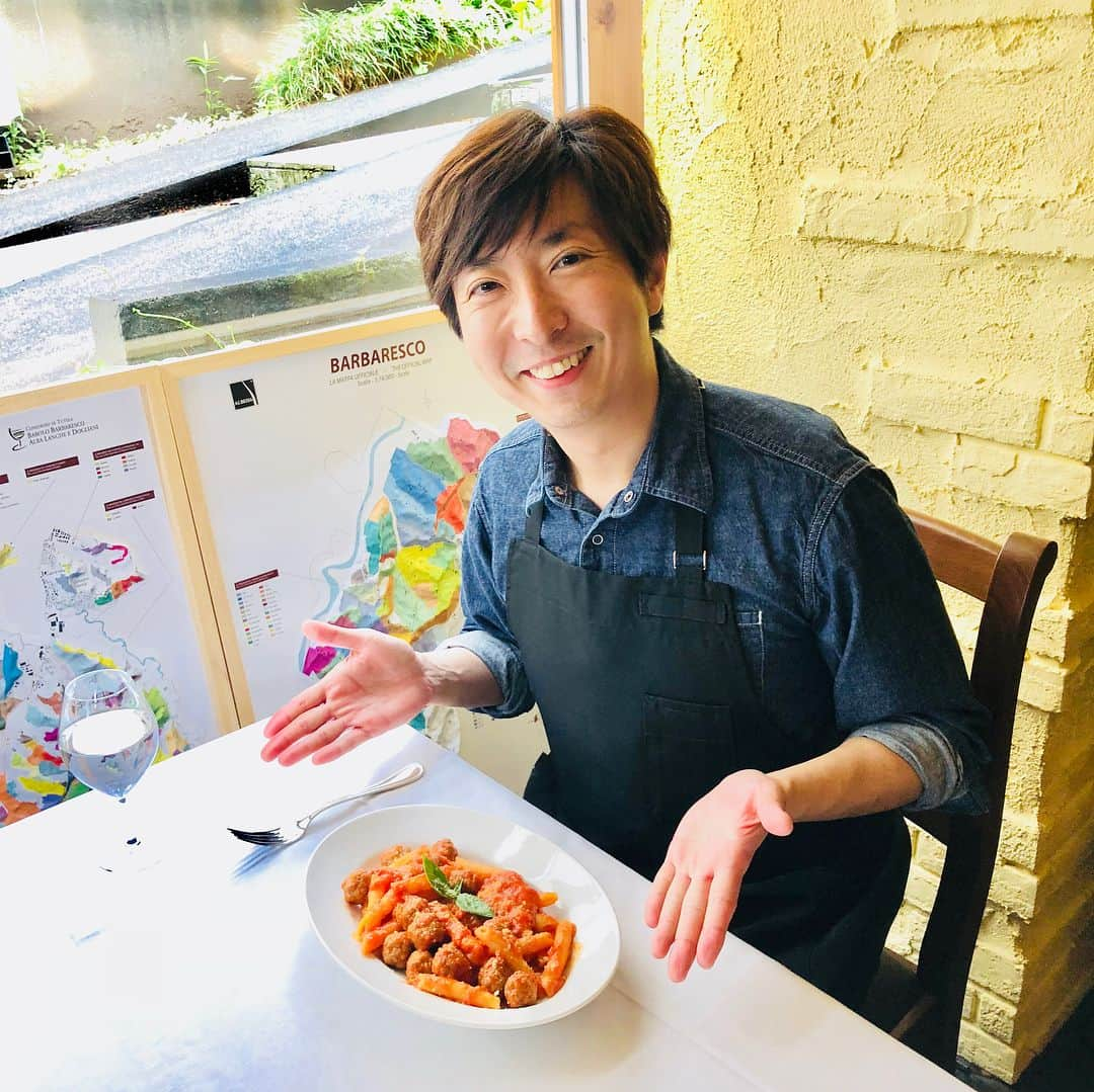 有村昆さんのインスタグラム写真 - (有村昆Instagram)「最近、料理番組と料理連載が多くて 凄く楽しいです。  まずは、「田中みな実のひるキュン」の 映画コーナー以外に、瑛茉ジャスミンちゃんと お料理コーナーがありまして、 毎週色んなお料理を作ってます。  瑛茉ジャスミンちゃんの全て考案したレシピで、 いつも驚かされます。  映画の中に登場したメニューも出てくるよ〜  それにしても顔が小さい。。。 隣に、カピバラがいるーーー！！涙  是非、ビビネットみてね！ https://www.vivi.tv/  そして、「料理通信」さんの 本格レストランシェフに教えてもらう連載。  これがまたプロのワンポイントアドバイスが 過程で簡単に真似できるのでおススメです。  今回は、「ゴッドファーザー」に出てくる 肉団子トマトパスタを作りましたよ。  お肉を混ぜる際に、氷水の入ったボールを敷いて 冷やしながら混ぜると肉汁が閉じ込められるんですって。  #vivi #瑛茉ジャスミン #有村昆 #料理 #ひるキュン #田中みな実 #料理通信 #アリコン料理にハマる」5月17日 8時54分 - kon_arimura