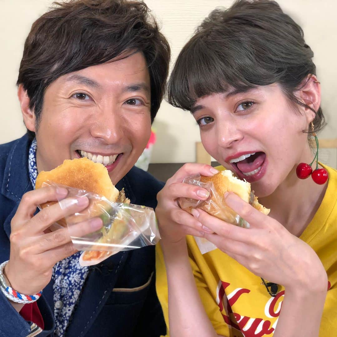 有村昆さんのインスタグラム写真 - (有村昆Instagram)「最近、料理番組と料理連載が多くて 凄く楽しいです。  まずは、「田中みな実のひるキュン」の 映画コーナー以外に、瑛茉ジャスミンちゃんと お料理コーナーがありまして、 毎週色んなお料理を作ってます。  瑛茉ジャスミンちゃんの全て考案したレシピで、 いつも驚かされます。  映画の中に登場したメニューも出てくるよ〜  それにしても顔が小さい。。。 隣に、カピバラがいるーーー！！涙  是非、ビビネットみてね！ https://www.vivi.tv/  そして、「料理通信」さんの 本格レストランシェフに教えてもらう連載。  これがまたプロのワンポイントアドバイスが 過程で簡単に真似できるのでおススメです。  今回は、「ゴッドファーザー」に出てくる 肉団子トマトパスタを作りましたよ。  お肉を混ぜる際に、氷水の入ったボールを敷いて 冷やしながら混ぜると肉汁が閉じ込められるんですって。  #vivi #瑛茉ジャスミン #有村昆 #料理 #ひるキュン #田中みな実 #料理通信 #アリコン料理にハマる」5月17日 8時54分 - kon_arimura