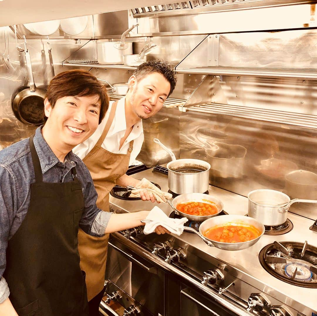 有村昆さんのインスタグラム写真 - (有村昆Instagram)「最近、料理番組と料理連載が多くて 凄く楽しいです。  まずは、「田中みな実のひるキュン」の 映画コーナー以外に、瑛茉ジャスミンちゃんと お料理コーナーがありまして、 毎週色んなお料理を作ってます。  瑛茉ジャスミンちゃんの全て考案したレシピで、 いつも驚かされます。  映画の中に登場したメニューも出てくるよ〜  それにしても顔が小さい。。。 隣に、カピバラがいるーーー！！涙  是非、ビビネットみてね！ https://www.vivi.tv/  そして、「料理通信」さんの 本格レストランシェフに教えてもらう連載。  これがまたプロのワンポイントアドバイスが 過程で簡単に真似できるのでおススメです。  今回は、「ゴッドファーザー」に出てくる 肉団子トマトパスタを作りましたよ。  お肉を混ぜる際に、氷水の入ったボールを敷いて 冷やしながら混ぜると肉汁が閉じ込められるんですって。  #vivi #瑛茉ジャスミン #有村昆 #料理 #ひるキュン #田中みな実 #料理通信 #アリコン料理にハマる」5月17日 8時54分 - kon_arimura