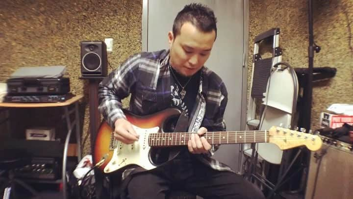 THE RiCECOOKERSのインスタグラム：「Short clip from the session. Check out @guitar_lovers18 and let’s start learning the guitar!! #guitar #guitarist #guitarlovers #newyork #guitarlessons #fender #stratcaster #rock #rockguitarist #improvisation」