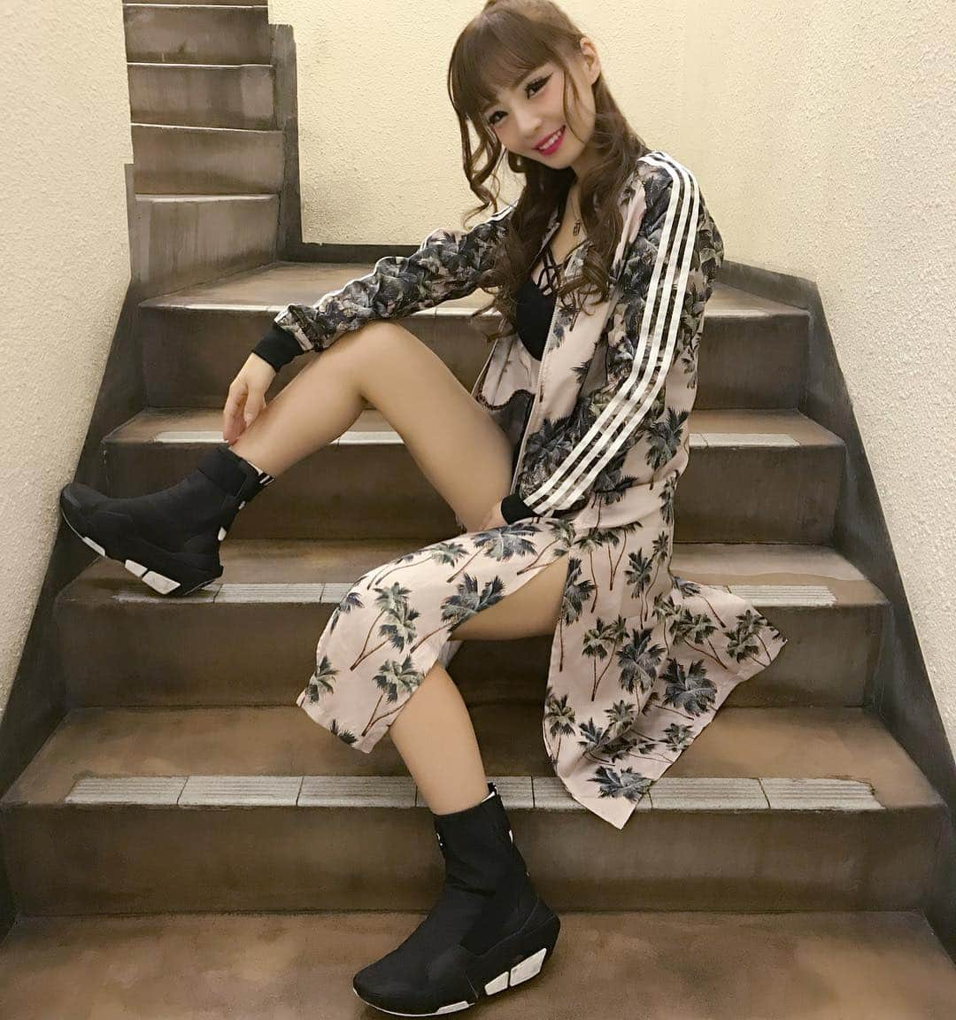 Yukiさんのインスタグラム写真 - (YukiInstagram)「改めてインスタ見直したらほぼ服着てなくてワロタ(°▽°)💦💦笑笑 なので今日は安定の階段で私服☺️💓 おニューのadidas originals新作♥️ Y-3の靴と合わせて最高に上がるやつ🤤✨ バレンシアガの靴は明日おろします😂✨✨ 今日も渋谷TKで踊ってます😘😘 #adidas #adidasoriginals #y3 #yojiyamamoto #tk #tkshibuya #nightclub #tokyo #HugMee #HugMeeyuki #ハグミー #패션 #코디 #요지야마모토 #와이쓰리 #아디다스오리지널」5月17日 2時25分 - snowsnow.yuki