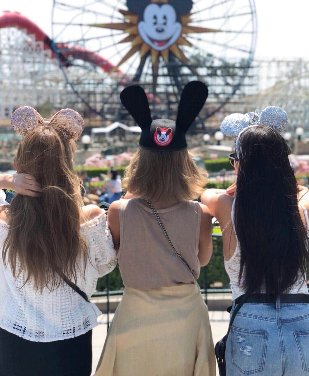 峯村優衣のインスタグラム：「実は同じ地元の @envym_eri @envym_mika  ちゃん🤩 #californiadisney かなり楽しかった💗@sekainoyamada 連れてってくれてありがとう👅 #LosAngeles  #峯村優衣」