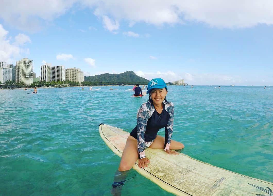 田中律子さんのインスタグラム写真 - (田中律子Instagram)「Hawaii🏄‍♀️思い出写真🌴🌈🌞 ワイキキで、ダイアモンドヘッドを眺めながら、一つの波をみんなでシェア🌊8人で一緒に乗ったよ🤣のんびり波乗りFun time🤙  #hawaii  #beachlifestyle  #surfing  #roxyjapan  #lifeisbeautiful」5月17日 8時15分 - ri2kotanaka