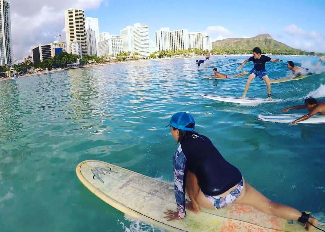 田中律子さんのインスタグラム写真 - (田中律子Instagram)「Hawaii🏄‍♀️思い出写真🌴🌈🌞 ワイキキで、ダイアモンドヘッドを眺めながら、一つの波をみんなでシェア🌊8人で一緒に乗ったよ🤣のんびり波乗りFun time🤙  #hawaii  #beachlifestyle  #surfing  #roxyjapan  #lifeisbeautiful」5月17日 8時15分 - ri2kotanaka