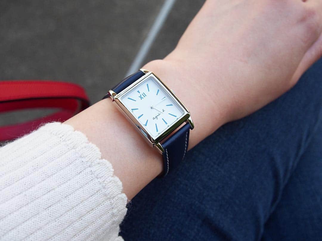 のインスタグラム：「new! ⠀ 一つ前の記事でupした、アニエス・ベーの新作 ネイビーバージョンです⌚︎ ⠀ こちらの商品はポイント10倍♡ ⠀ ————————— ✔️ アニエス・ベー マルチェロ トノー型 ¥23,000(税抜) 品番： ユニセックスsize:fcrk994 レディースsize:fcsk939 ————————— ▶掲載アイテムはプロフィールのURLからご覧いただけます ⇨@copalwebshop ⠀ #アニエスb #agnesb #アニエスベー #アニエスベー時計 #ネイビー#腕時計くら部 #置き画くら部 #トノー型 #腕時計好きな人と繋がりたい #シンプルコーデ #ファッション#シンプル#お洒落#腕時計#時計#誕生日プレゼント #記念日プレゼント #マルチェロ#copal #コパル」