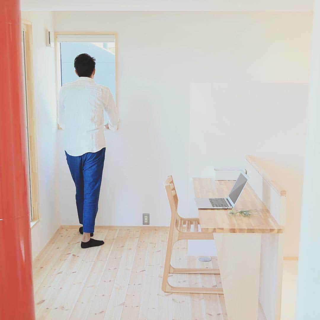 美し信州建設のインスタグラム：「御代田町 class vesso 吹き抜けの上り口に造った書斎コーナー。 家族で使えるちょうど良いサイズの空間です。  #美し信州建設#上田市#木曽桧#長野県#マイホーム#インテリア#新築#家#工務店#リノベーション#住宅#設計#注文住宅#自由設計#無垢材#木の家#田舎暮らし#建築家#施工事例#書斎#住まい#omソーラー #自然素材#健康住宅#エコ住宅#interior#マイホーム計画#house#木曽ひのき#」