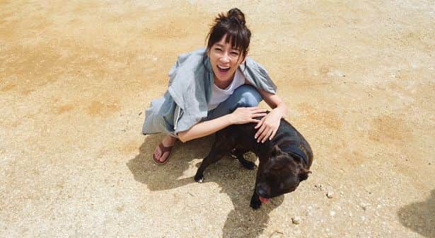 水川あさみのインスタグラム：「じっくりコトコトの夏スープの広告を撮りに2月頃にグアムに行ってました🌽 もうさ！そりゃあさ！きもっちよくてさ！飛んだり跳ねたり回ったりして撮影したわけさ。そんな楽しい温度を感じてくださいな🌽 そして、キーンと冷やしてこれから来る夏に向けて腹ごしらえしてくださいな🌽」