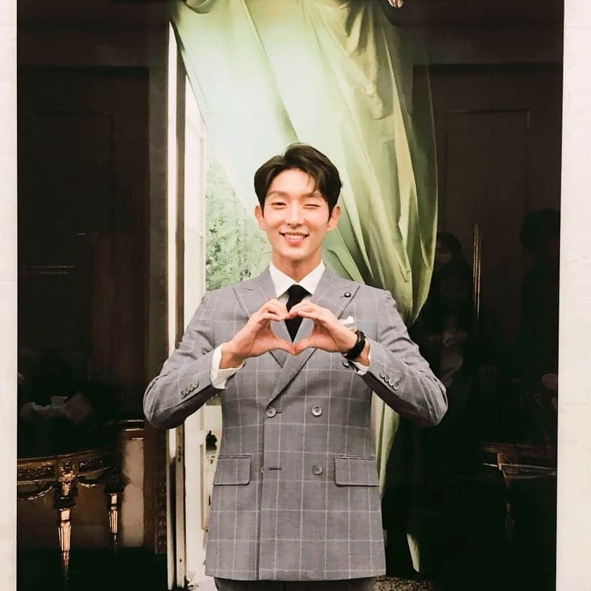 イ・ジュンギさんのインスタグラム写真 - (イ・ジュンギInstagram)「Good morning my dear ~📣💕💖 #lotte #dutyfree  #leejoongi  in #starlounge 😘😍 비오는데 모두 비맞지말구요 ~♡감기조심해주세요~😍💖」5月17日 10時07分 - actor_jg