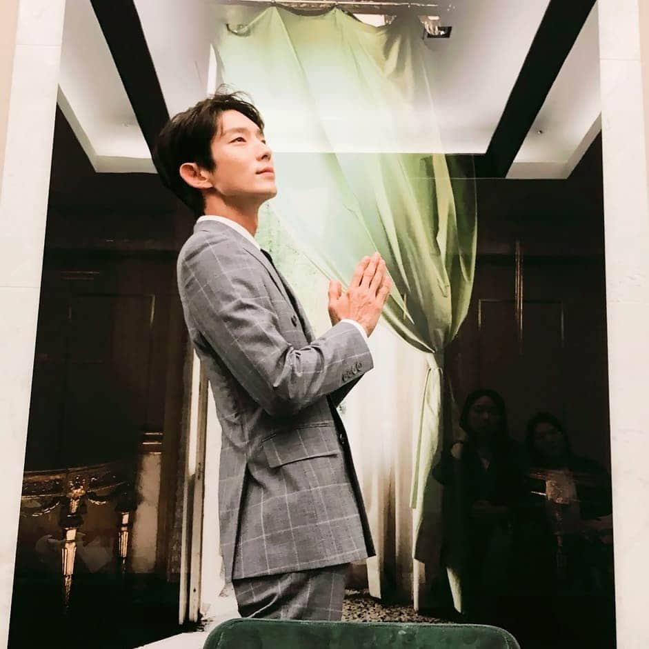 イ・ジュンギさんのインスタグラム写真 - (イ・ジュンギInstagram)「Good morning my dear ~📣💕💖 #lotte #dutyfree  #leejoongi  in #starlounge 😘😍 비오는데 모두 비맞지말구요 ~♡감기조심해주세요~😍💖」5月17日 10時07分 - actor_jg