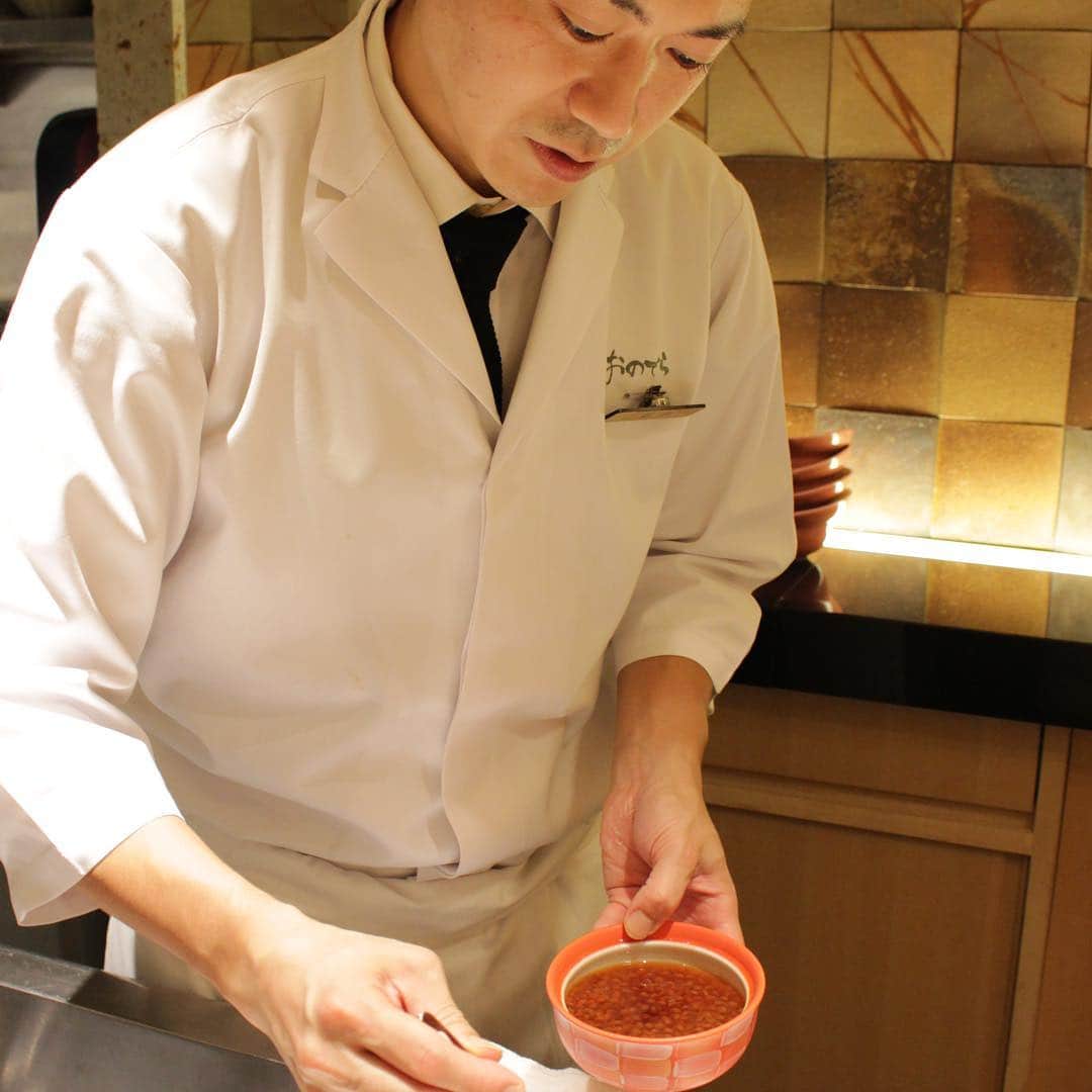 Ginza ONODERA Groupさんのインスタグラム写真 - (Ginza ONODERA GroupInstagram)「天ぷら銀座おのでら本店　石井宏道料理長 すべてカウンター席なので、石井料理長と程よい距離で天ぷらをお楽しみいただけます。  #天ぷら銀座おのでら#銀座おのでら#天ぷら#銀座#職人#料理長#技 #油#丁寧」5月17日 10時44分 - ginzaonodera
