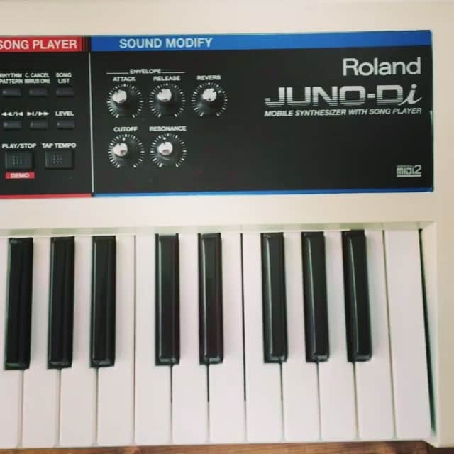 澤村小夜子のインスタグラム：「ホワイトなJUNO-Di🎹  関ジャニ仕分け∞の ピアノ王決定戦の時に. 猛練習して以来、全然弾いてなかった🐯🐴 .  たまには触ってあげないとね🖐🏻 .  #Roland #junodi #キーボード #元は黒色 #ねごと」