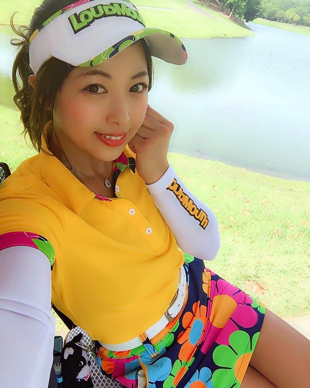 あおい夏海さんのインスタグラム写真 - (あおい夏海Instagram)「先日のゴルフ😘 この日は全身ラウドマウスコーデ✨ @loudmouth_japan_official  そして美浦ゴルフ倶楽部のレギュラーから 46.48の94✨ 久々にレギュラーから90前半だあ。 アイアンが安定してた！ あとパターが調子よくて3パットしなかった！！ 天気も良いし、ゴルフ日和でした☺️✌️ #ゴルフ #ゴルフ日和 #ゴルフ男子 #ゴルフ女子 #ゴルフ場 #loudmouth #インスタ映え  #ゴルフウエア #ゴルフコーデ #花柄 #黄色コーデ #ラウドマウス #日焼け #ダイエット中 #golf #golfgirl  #ポニーテール #ポロシャツ #あおい夏海 #アイアン #汗だく  #晴れ女  #golffashion」5月17日 13時02分 - natsumi.aoi