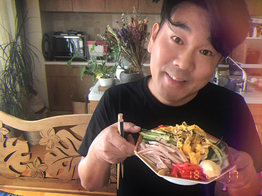 のインスタグラム：「ブスが冷やし中華はじめたってさ🤗 #お昼ごはん #インスタ萎え」