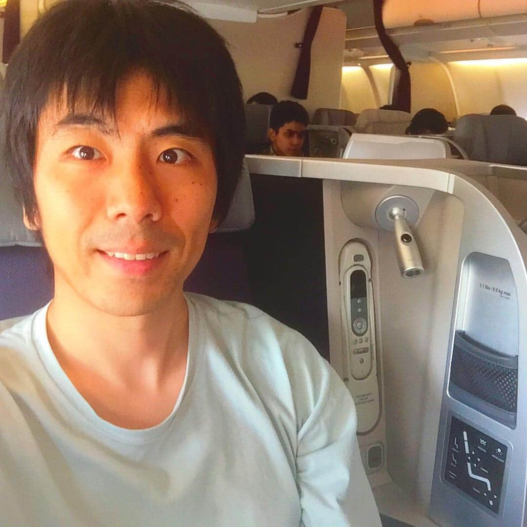 投資家兼FXトレーダー Tatsuki Jinnoのインスタグラム：「日本とマレーシアを行き来するときはいつもマレーシア航空かJALです。 ・ 映画も劇場公開よりも早く見れるのでいいですよね。」
