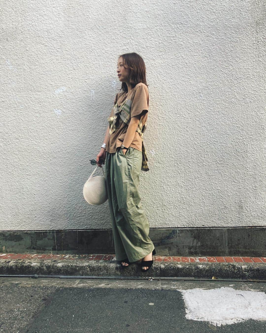 野尻美穂のインスタグラム：「色のトーン合わせ。 Tシャツは昨日買ったミュラー。これ他のお店では白しか見たことなくて一目惚れー😍🤑🧡 #前も後ろもかわいい #mullerofyoshiokubo #curensology earih #Tシャツが好き」