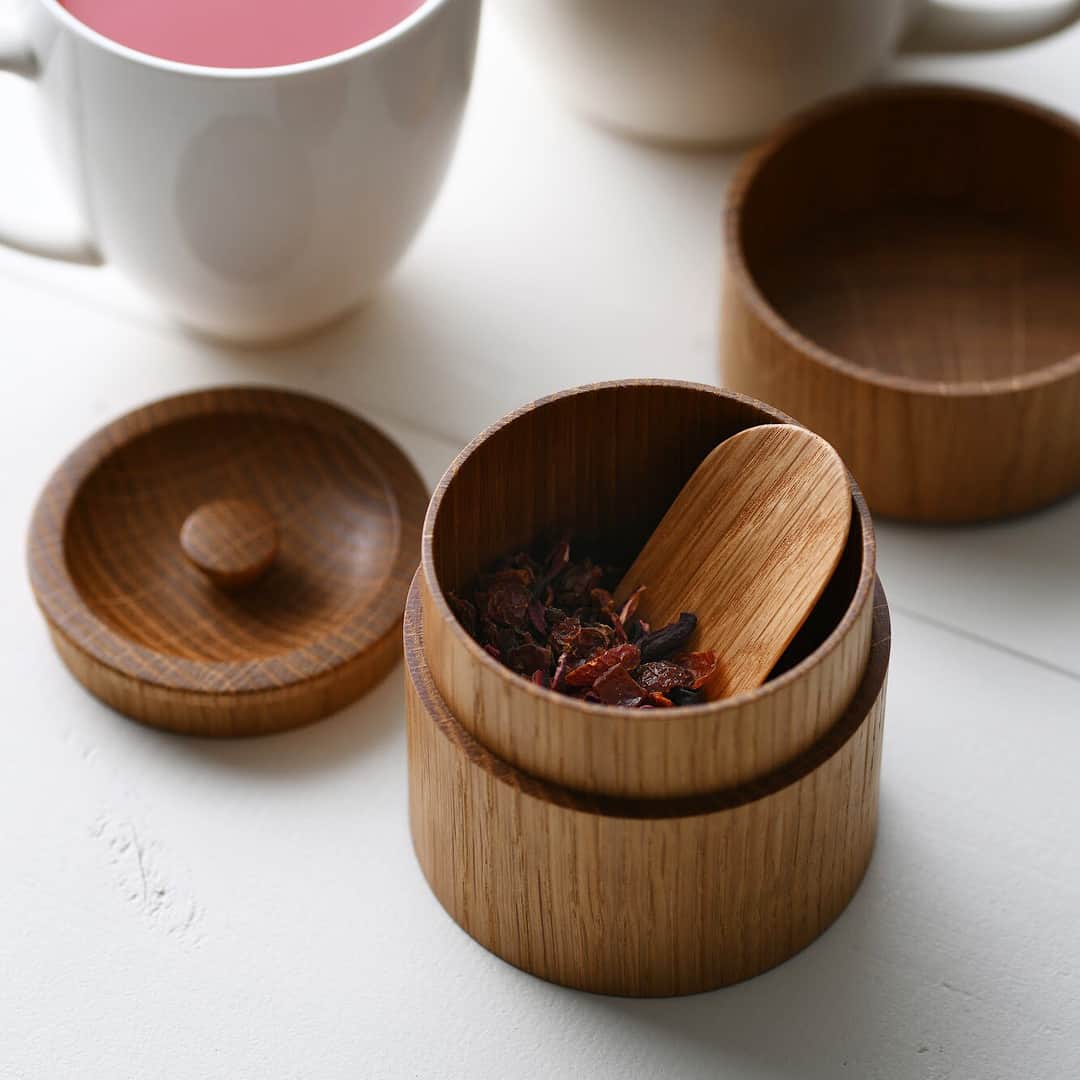 Komerco-コメルコ-さんのインスタグラム写真 - (Komerco-コメルコ-Instagram)「. 木の生活道具MWC.WORKSHOPさんの茶筒。 . 内蓋と茶さじ付き✨ マグカップと同じくらいのサイズなので、場所をとらず並べて置いても素敵です。 . 日本茶はもちろん、ハーブティーなどお好みの茶葉を入れてほっこりお茶タイムを✨ . 木の生活道具MWC.WORKSHOPさんは、木工作家のコバヤシユウジさんが長野市西部で営む工房。 木の魅力が伝わるよう、手に取った人が喜びを感じてもらえるように心がけて制作されています。 @mwcworkshop2017 . . ————————————— ◆料理が楽しくなるマルシェアプリ「Komerco - コメルコ - by cookpad」は2018年6月オープン . Komercoは「料理が楽しくなるモノ」をお買い物できるマルシェアプリです。 . 調理器具、うつわやカトラリー、リネン雑貨などのオリジナリティあふれる作品を、クリエイターさんから直接ご購入いただけます。オープンをぜひお楽しみに。 . ◆オープンに先がけて、参加クリエイターさんの作品を日々ご紹介中です。 いいね！と思ったら、フォローしてくださいね✨ ————————————— . . #komerco #コメルコ #木の生活道具 #MWCWORKSHOP #コバヤシユウジ #木のもの #茶筒 #ハーブティー #ティータイムを楽しむ #お茶タイム」5月17日 15時15分 - komerco_official