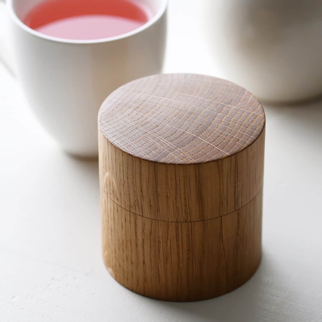 Komerco-コメルコ-さんのインスタグラム写真 - (Komerco-コメルコ-Instagram)「. 木の生活道具MWC.WORKSHOPさんの茶筒。 . 内蓋と茶さじ付き✨ マグカップと同じくらいのサイズなので、場所をとらず並べて置いても素敵です。 . 日本茶はもちろん、ハーブティーなどお好みの茶葉を入れてほっこりお茶タイムを✨ . 木の生活道具MWC.WORKSHOPさんは、木工作家のコバヤシユウジさんが長野市西部で営む工房。 木の魅力が伝わるよう、手に取った人が喜びを感じてもらえるように心がけて制作されています。 @mwcworkshop2017 . . ————————————— ◆料理が楽しくなるマルシェアプリ「Komerco - コメルコ - by cookpad」は2018年6月オープン . Komercoは「料理が楽しくなるモノ」をお買い物できるマルシェアプリです。 . 調理器具、うつわやカトラリー、リネン雑貨などのオリジナリティあふれる作品を、クリエイターさんから直接ご購入いただけます。オープンをぜひお楽しみに。 . ◆オープンに先がけて、参加クリエイターさんの作品を日々ご紹介中です。 いいね！と思ったら、フォローしてくださいね✨ ————————————— . . #komerco #コメルコ #木の生活道具 #MWCWORKSHOP #コバヤシユウジ #木のもの #茶筒 #ハーブティー #ティータイムを楽しむ #お茶タイム」5月17日 15時15分 - komerco_official