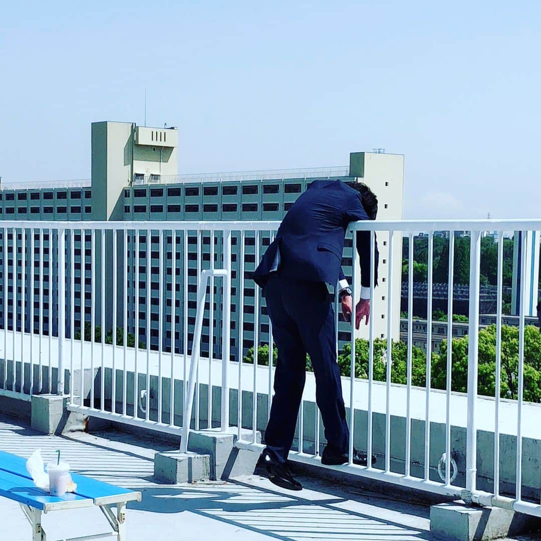 おっさんずラブ 武蔵の部屋さんのインスタグラム写真 - (おっさんずラブ 武蔵の部屋Instagram)「昼休みに、屋上でたそがれるはるたんを発見。 どうしたんだろう。悩み事でもあるのだろうか。 #ほんの少しでも #俺のことを思っていてくれたら嬉しい  #なんちゃって #そんなわけないよね #空が青いですとても #最近投稿でエモくてごめんなさい #武蔵エモいお(・∀・)ノ」5月17日 16時02分 - musashis_room