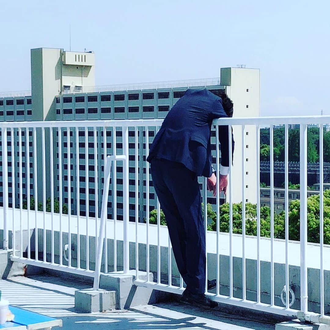 のインスタグラム：「昼休みに、屋上でたそがれるはるたんを発見。 どうしたんだろう。悩み事でもあるのだろうか。 #ほんの少しでも #俺のことを思っていてくれたら嬉しい  #なんちゃって #そんなわけないよね #空が青いですとても #最近投稿でエモくてごめんなさい #武蔵エモいお(・∀・)ノ」