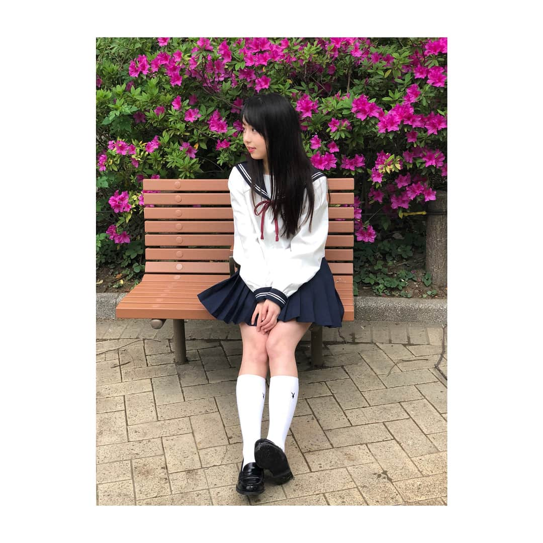 西田ひらりさんのインスタグラム写真 - (西田ひらりInstagram)「この前久しぶりにセーラー服着た~ これはなんちゃって制服です🙈💭💓 ・ ・ ・ #西田ひらり#なんちゃって #セーラー服 #制服 #現役 #高校生 #ベンチ #花 #schooluniform #jk #jk2 #highschool #student #flowers #instagood #photooftheday」5月17日 16時15分 - hirari_nishida