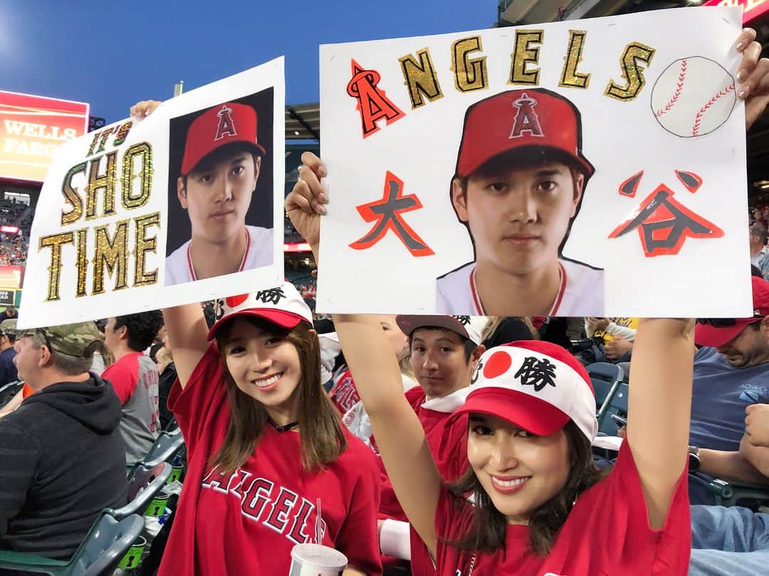 suika0601のインスタグラム：「Goooo Ohtani saaaan🇺🇸⚾️🇯🇵念願のスクリーンにうつったよ。笑笑 日本のニュースでも流れてると何人かの友達から連絡あった。笑笑 試合は負けたけど、めちゃ楽しかった😂まるで試合出たみたいな気分と満足感😂😂😂 #LA #Angels #MLB #anaheim #OHTANI #ohtanigirls #メジャーリーグ #大谷翔平 #やっと会いに来れた #ファン 笑笑」