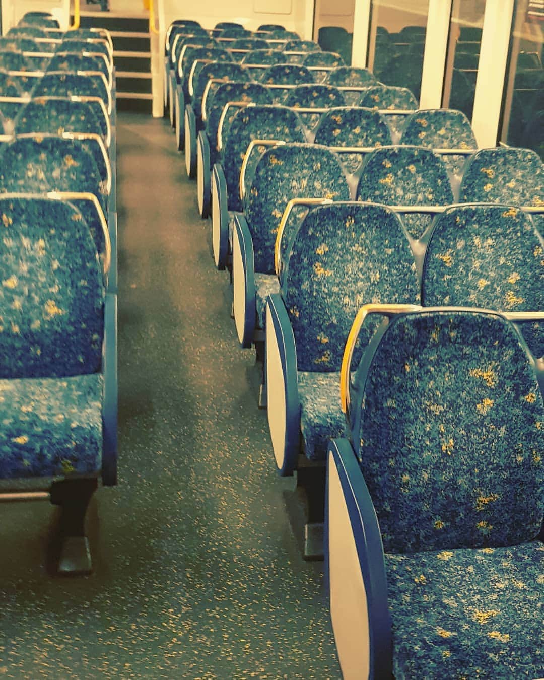 ダニエル・オブライエンのインスタグラム：「Decisions decisions 🤷‍♀️ • #peakhour #choices #sydneytrains #nofriends #train #carriage #decisions」