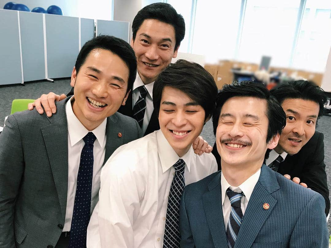 テレビ朝日「未解決の女　警視庁文書捜査官」さんのインスタグラム写真 - (テレビ朝日「未解決の女　警視庁文書捜査官」Instagram)「. ‪古賀ブラザーズ👮🏻‍♂️の皆さん✨✨‬ ‪実はこんな【にっこりショット】も‬ ‪撮っていました〜☺️📸‬ . ‪さぁ‼️このあと9時からは‬ ‪「未解決の女」第5話です💨‬ ‪第5話のゲストは‬ ‪ #宮迫博之 さん‬ ‪ #植草克秀 さん です🏥‬ ‪お楽しみに！！！！！‬ . ‪#未解決の女 #西銘駿 #植木祥平 #裵ジョンミョン #五味良介 #高橋正臣‬」5月17日 20時26分 - mikaiketsu2020