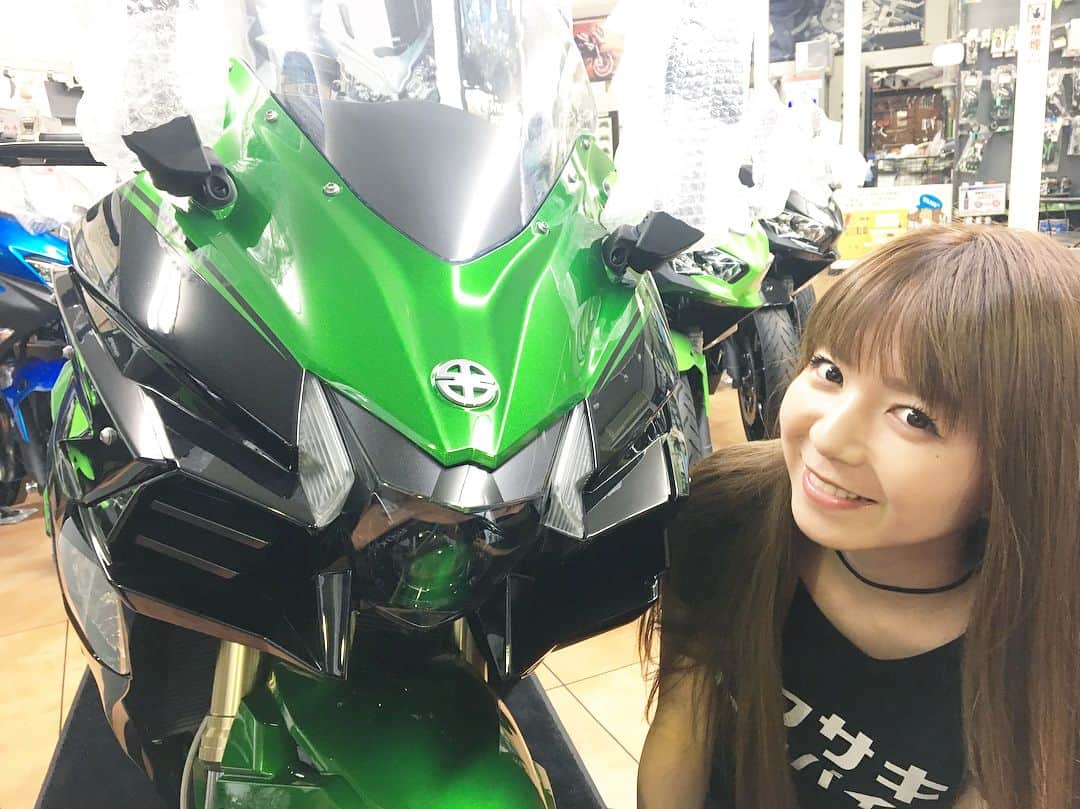 ちぱるさんのインスタグラム写真 - (ちぱるInstagram)「. カワサキに #GPz900R の部品を注文しに行ったら、 . #Ninja #H2SXSE が置いてあったのでガン見しながら、 . GPz900Rに移植できそうな部品を物色中。 . それにしてもNinja #H2SX SEって凄いバイクだわ！ . . . #カワサキモータースジャパン #autoby #motorcycle #motorcycles #girlsbiker #ladysbiker #motogirl #motolady #japanesemotorcycle #japanesemotorcycles #kawasakimotorcycle #kawasakimotorcycles #motorcyclemagazine #japanesemotorcycles #japaneserider #ridermodel #motercyclemodel」5月17日 20時43分 - chiparu125
