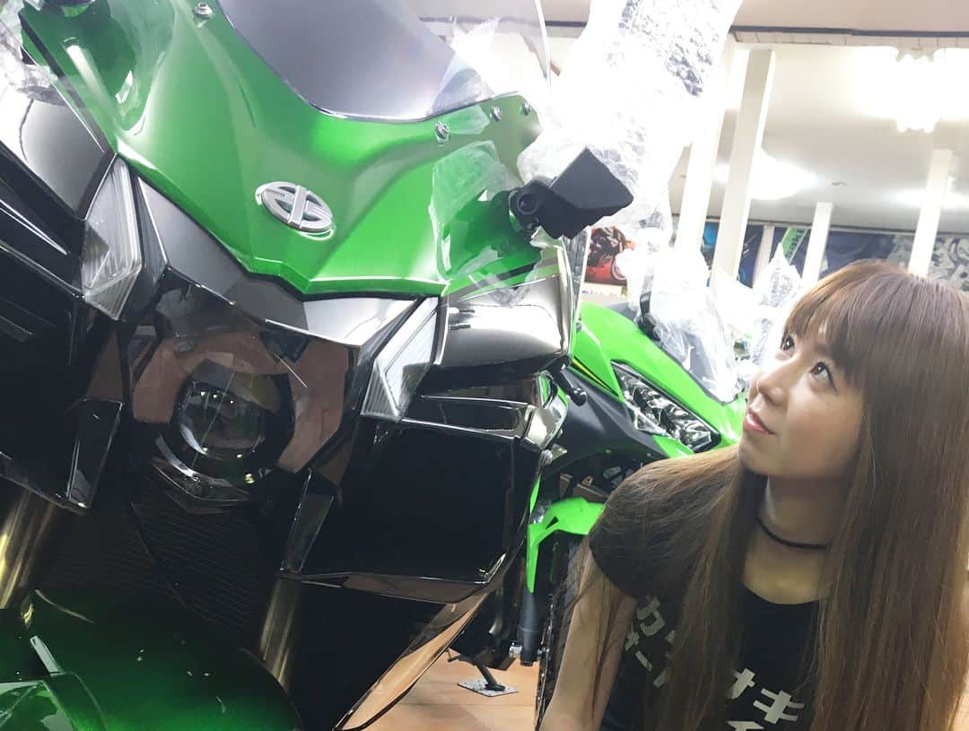 ちぱるさんのインスタグラム写真 - (ちぱるInstagram)「. カワサキに #GPz900R の部品を注文しに行ったら、 . #Ninja #H2SXSE が置いてあったのでガン見しながら、 . GPz900Rに移植できそうな部品を物色中。 . それにしてもNinja #H2SX SEって凄いバイクだわ！ . . . #カワサキモータースジャパン #autoby #motorcycle #motorcycles #girlsbiker #ladysbiker #motogirl #motolady #japanesemotorcycle #japanesemotorcycles #kawasakimotorcycle #kawasakimotorcycles #motorcyclemagazine #japanesemotorcycles #japaneserider #ridermodel #motercyclemodel」5月17日 20時43分 - chiparu125