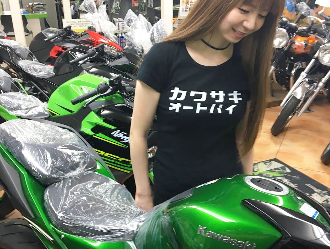 ちぱるさんのインスタグラム写真 - (ちぱるInstagram)「. カワサキに #GPz900R の部品を注文しに行ったら、 . #Ninja #H2SXSE が置いてあったのでガン見しながら、 . GPz900Rに移植できそうな部品を物色中。 . それにしてもNinja #H2SX SEって凄いバイクだわ！ . . . #カワサキモータースジャパン #autoby #motorcycle #motorcycles #girlsbiker #ladysbiker #motogirl #motolady #japanesemotorcycle #japanesemotorcycles #kawasakimotorcycle #kawasakimotorcycles #motorcyclemagazine #japanesemotorcycles #japaneserider #ridermodel #motercyclemodel」5月17日 20時43分 - chiparu125