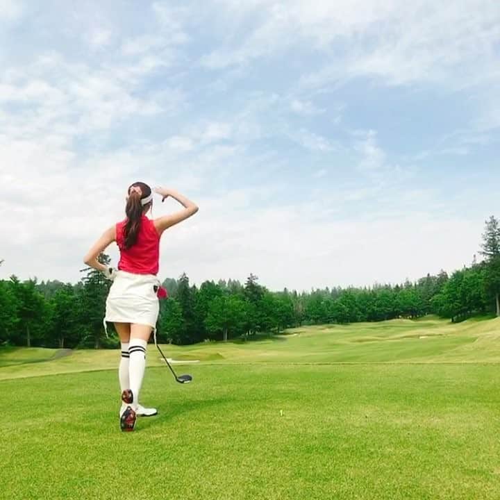 のインスタグラム：「今日はGTBカップ第3戦でした❤️ 天気良すぎてノースリーブでも汗だく💦ドライバーが良かったり悪かったりで、いい時には220yd飛びましたー❤️わーい♪ 目指せ安定！笑。 ※動画は220yd飛んだ時のやつじゃないです！音がいいので音ありでぜひ！笑。 バーディーチャンスが2回あったのですがダメでした。笑 今日も楽しい1日でした🙌参加者の皆様、ありがとうございましたー❤️ ゴルフうまくなりたい！！！ゴルフの予定沢山立てるぞー❤️⛳️ . ウェアは全身 @riendasuelta_golf です🎀 . . #スイング動画 #ゴルフスイング動画 #golfswing #GTバーディーズ #ゴルフトゥデイ #ゴルフ #golf #instagolf #ゴルフ女子 #golfer #golfgirl #golflife  #ladiesgolf #golfstagram  #lovegolf #⛳️ #オノフ #onoff #高尔夫球 #골프 #rienda #riendasuelta #ちなゴルフ動画」