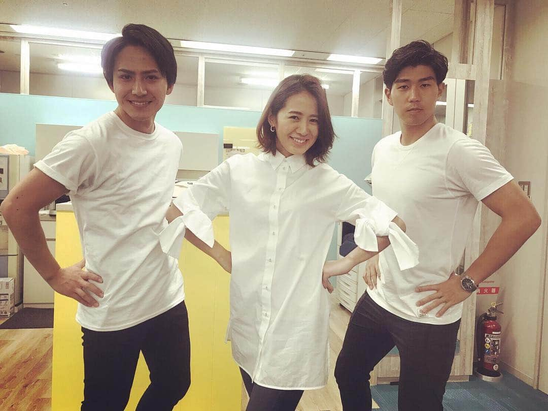 フジテレビ「THE NEWS α」さんのインスタグラム写真 - (フジテレビ「THE NEWS α」Instagram)「先日オンエア終わりで私服に着替えてみると、安宅アナ、内野アナ、私と真っ白な服！  アナ室に偶然いた榎並アナに乗せられて、ついついやってしまいました。  今夜もB達と頑張ります🎤  #遅ればせながら#みんな真っ白#withbをやってみた#カメラマンは榎並アナ#プライムニュースα#primenewsα#フジテレビ#fujitv#ニュース#椿原慶子#松村未央#内野泰輔#鈴木唯#安宅晃樹」5月17日 22時20分 - news_alpha