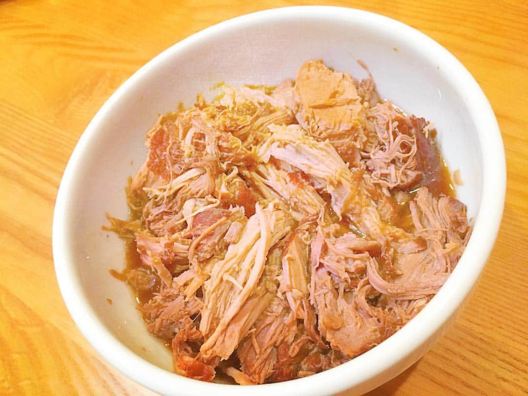 あびる優さんのインスタグラム写真 - (あびる優Instagram)「本日の煮豚？チャーシュー？焼豚？🐷 今回は豚肉をほぐしてから漬け込み、、 おつまみ、丼、チャーハンetc に、、、🍖💕 明日が楽しみ🤤  #チャーシュー#焼豚#煮豚」5月17日 22時25分 - yuabiru74