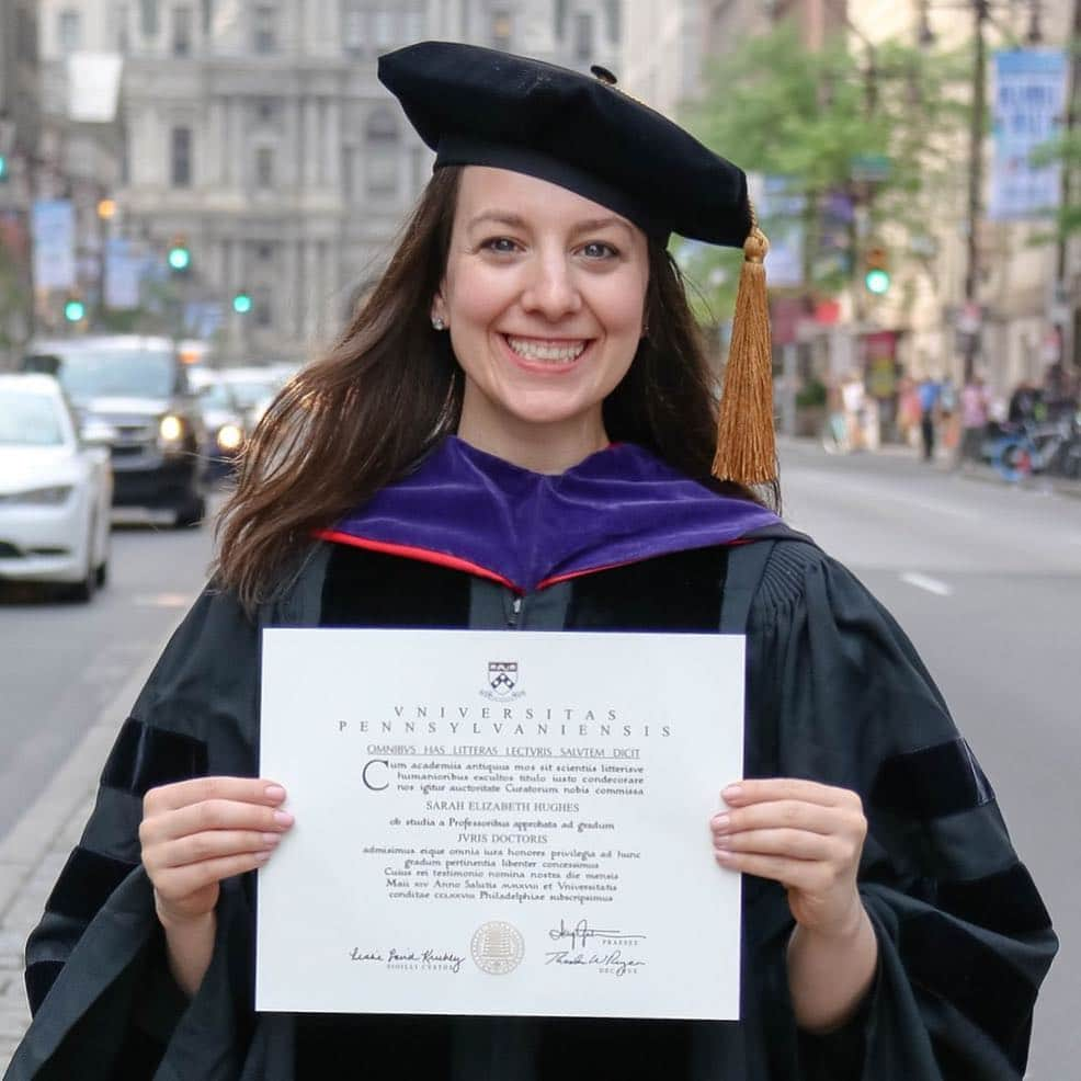 サラ・ヒューズのインスタグラム：「One million cups of coffee (and tea) later, here we are! 👩🏻‍🎓🎓📚☕️ #JurisDoctorate」