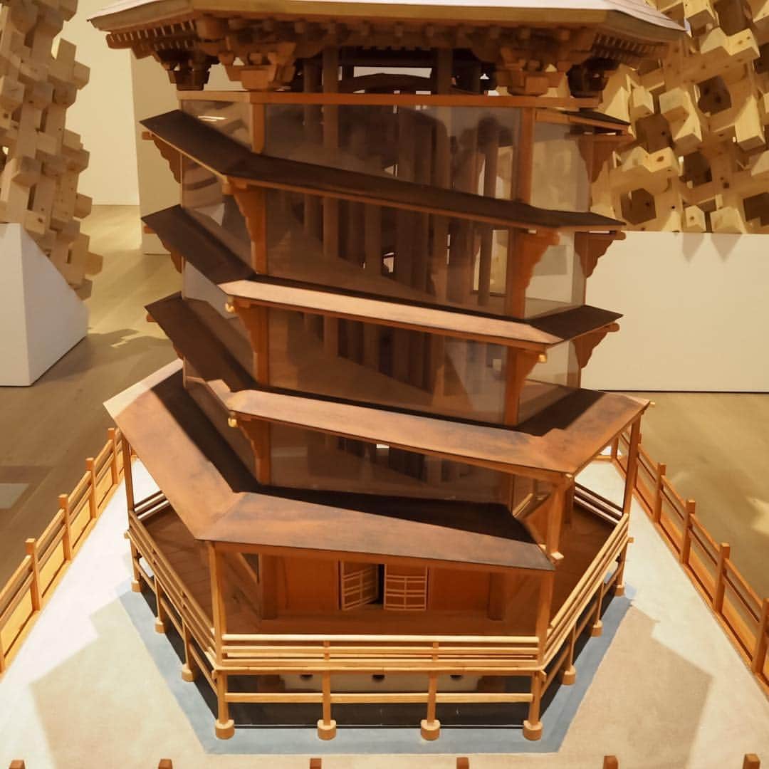 森美術館さんのインスタグラム写真 - (森美術館Instagram)「💥会津さざえ堂の二重螺旋構造の秘密。こちらの内部が見える模型で構造をご確認いただけます。 #模型がすごい #建築 #建築好きな人と繋がりたい #建築の日本展 #会津さざえ堂 #森美術館 #japanarchexhibit #japaninarchitecture #aizusazaedo #japantrip #moriartmuseum」5月18日 1時11分 - moriartmuseum