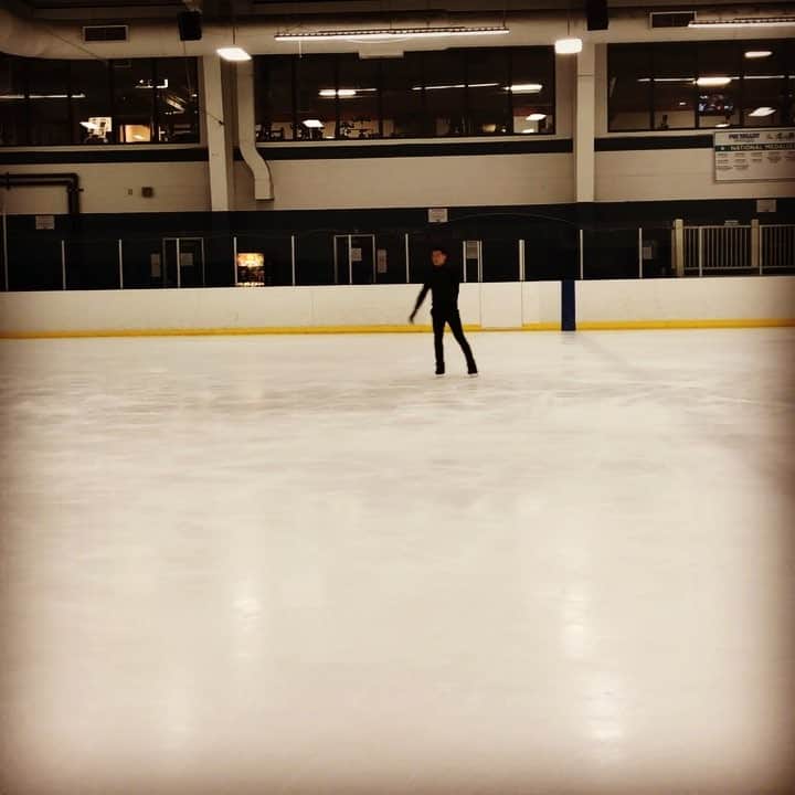 柴田嶺のインスタグラム：「Feels so good to skate at my home rink☺️❤️ Preparing for next adventure😆❗️❗️❗️ #foxvalleyicearena#skate#practice#3salchow」