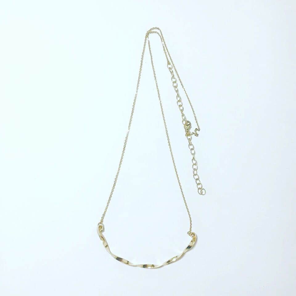 NinFeaのインスタグラム：「ゴールドのワイヤーをねじねじしたネックレス。  Theme：Suppleness-しなやかさ  Jewelry:@nin.fea in October  #handmadenecklace#necklace#ハンドメイドネックレス#ネックレス」