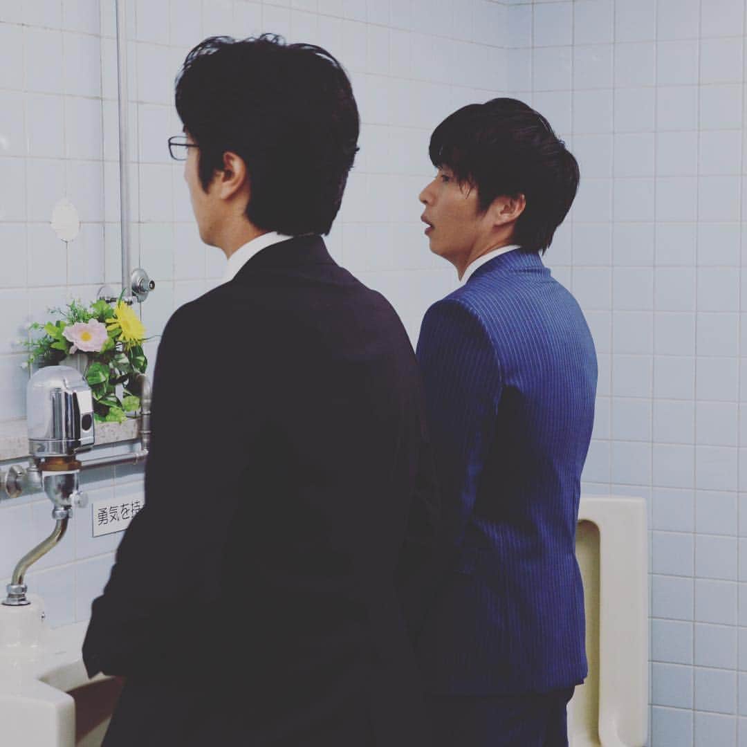 のインスタグラム：「もしかしたら俺の勘違いかもしれないのですが、問題発生です。 #ライバルパート３が現れました #TK不動産営業主任T💀 #どうにも最近様子がおかしい気がする #いやでもまさか彼に限って #フラれたせいで全てがそう見えるだけかも #瞳に映る全てのものが〜みたいな #そんな歌詞昔あったよねナイっけ #ちなみにこの写真はシュッてしたわけでなく #びっくりしてスマホ落としたら撮れてたの #悪気はないの #タグ長いの #MにもCにもTにも負けたくないお😭 #ふおおおおおおおおおおおお」