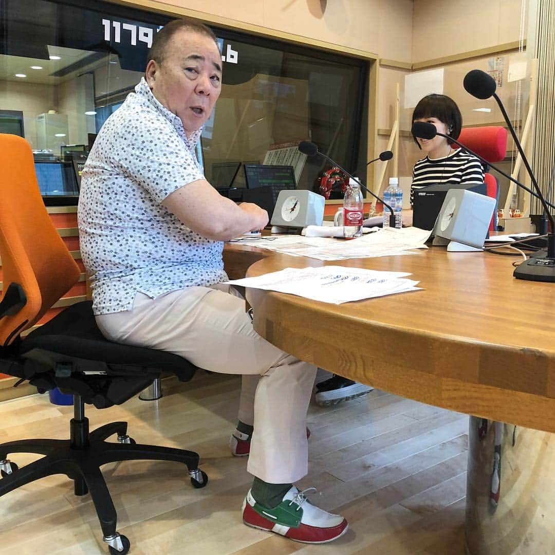 石田靖さんのインスタグラム写真 - (石田靖Instagram)「毎日放送ラジオ1179kHz 『こんちはコンちゃんお昼ですょ』 放送中〜今日のコンちゃんのファッション😆 暑いのでピンクでコーディネート…パンツのピンク薄ッ❗️ アシスタントの山本量子さん 見事にマイクが目隠しに👍👍👍 #毎日放送ラジオ #こんちはコンちゃんお昼ですよ #近藤光史 #コンちゃん #山本量子 #やまりょう  #マイクが目隠しの奇跡 #一期一笑  #石田靖」5月18日 13時15分 - yasulog